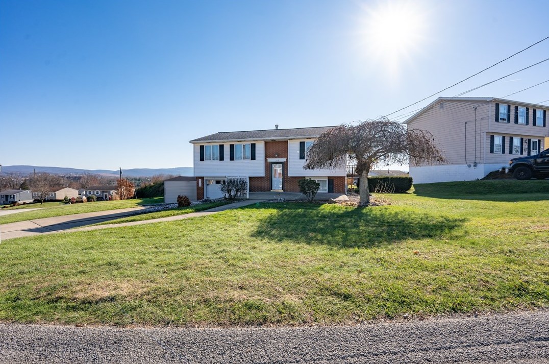 216 Eleanor Dr, Latrobe, PA 15650