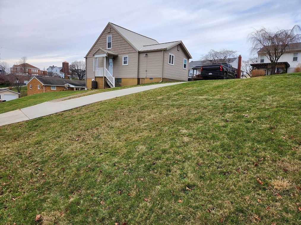 1609 Pine St, Greensburg PA  15601-5443 exterior