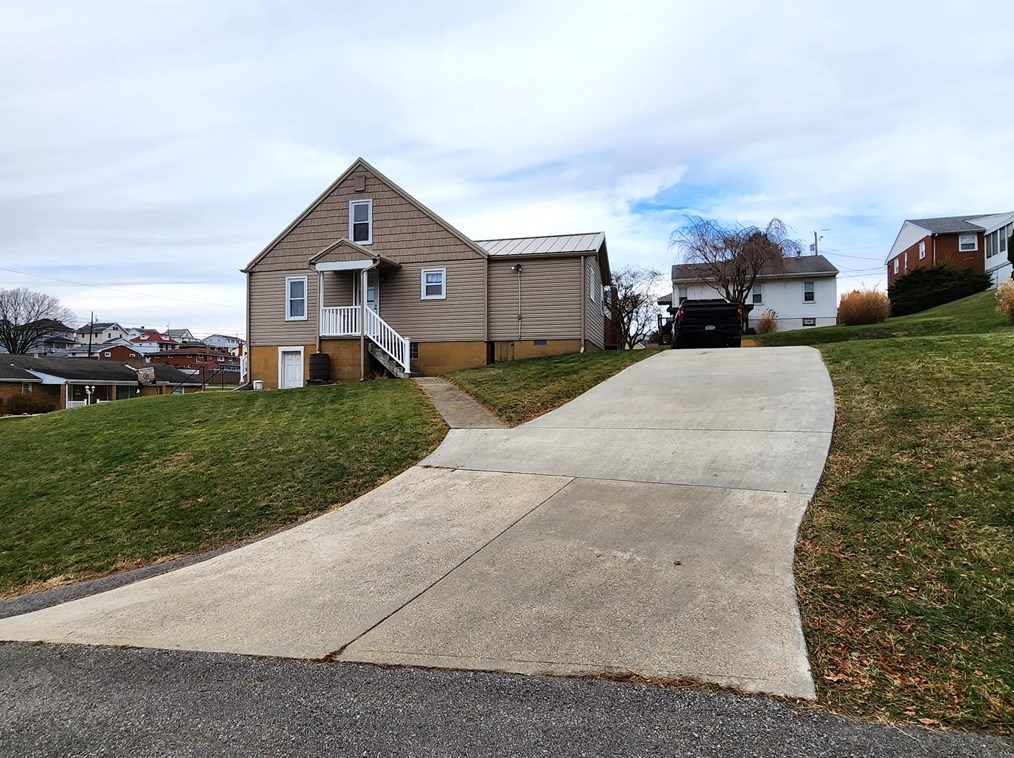 1609 Pine St, Greensburg PA  15601-5443 exterior