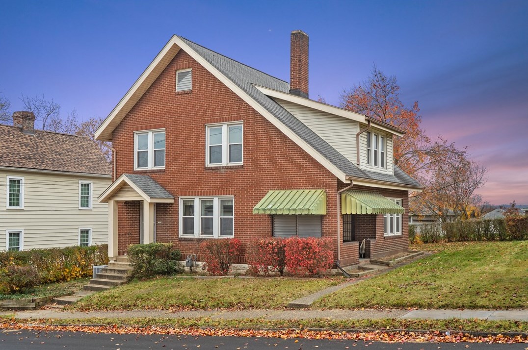 155 3rd St, Washington, PA 15301-4157