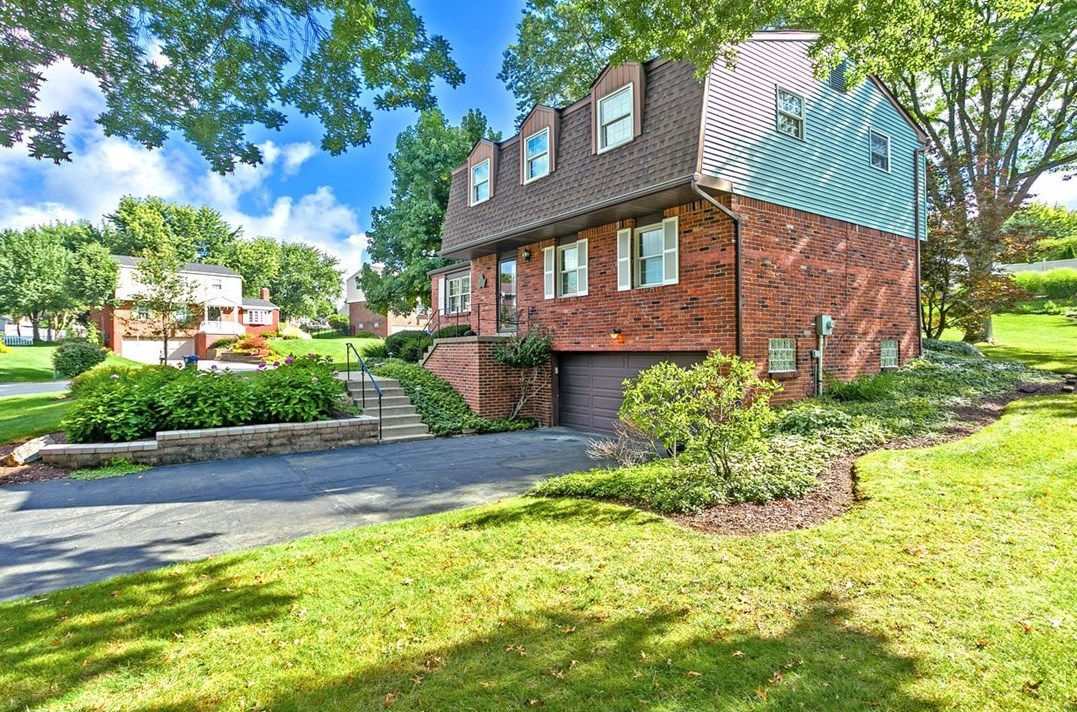 10 Stonehaven Dr, North Huntingdon, PA 15642-9108