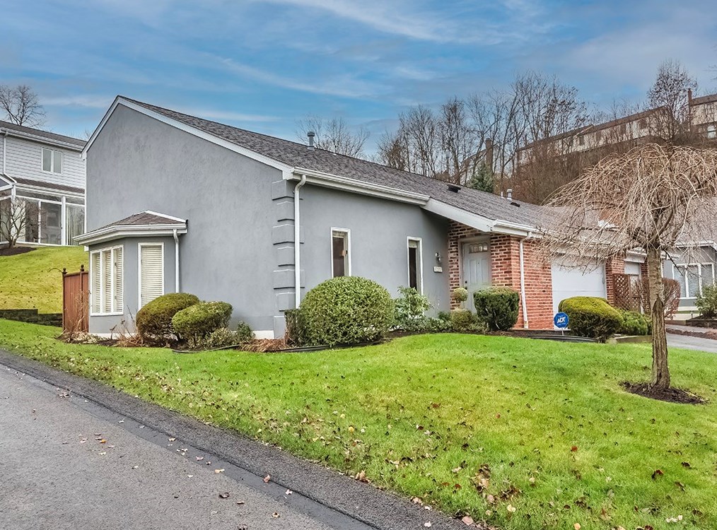 214 Queens Ct North, Canonsburg, PA 15317