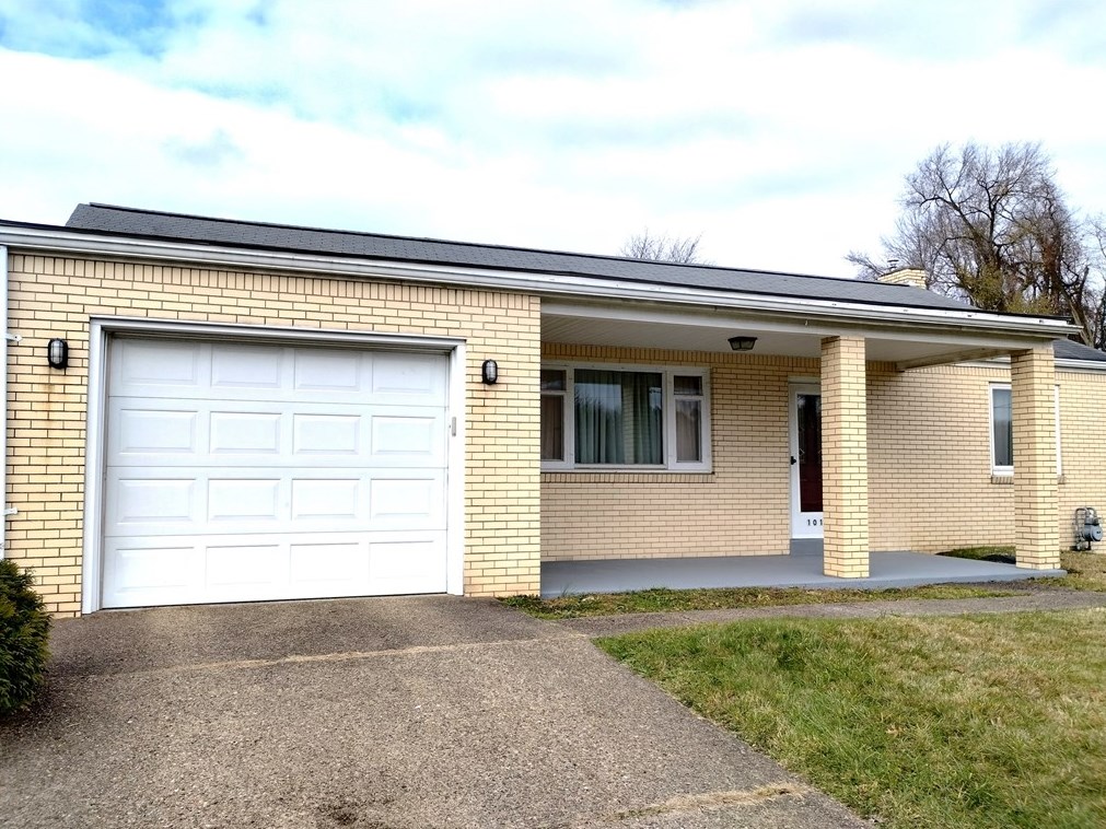 1015 Ohio Ave, Jeannette, PA 15644-2728
