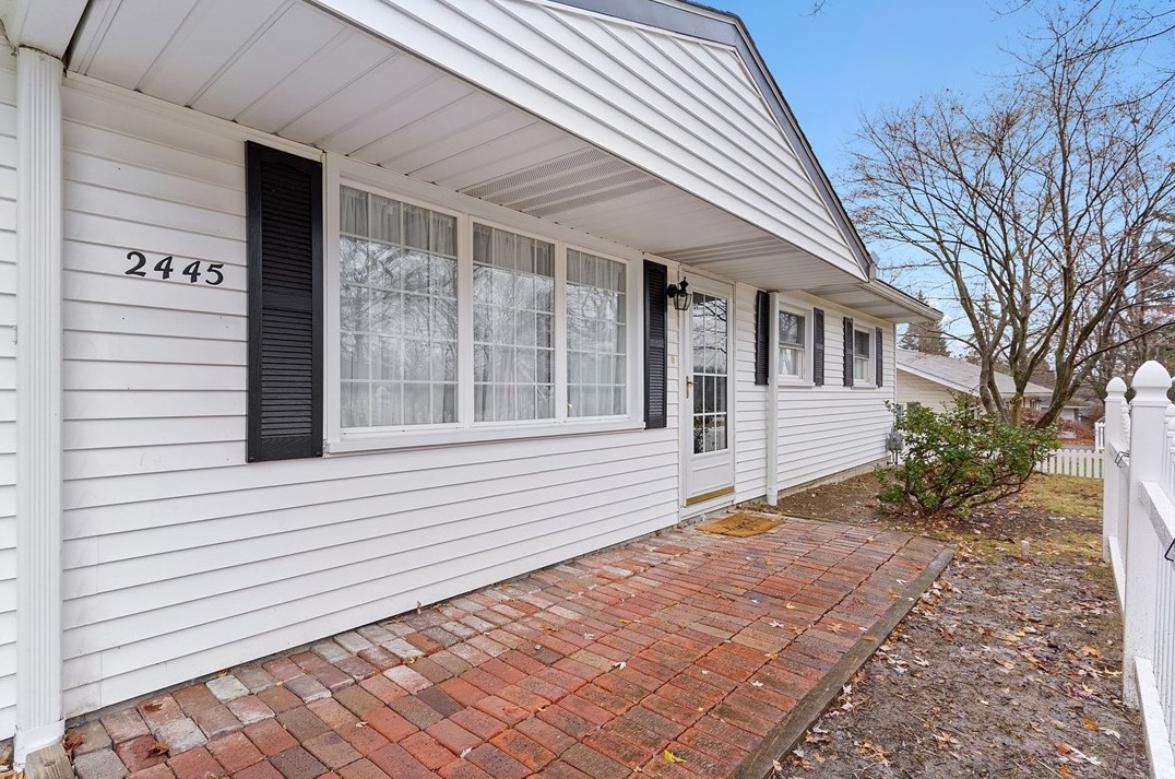 2445 Victoria Dr, Hermitage, PA 16148