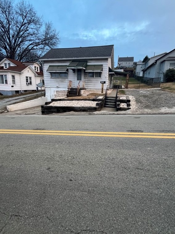 707 Baughman Ave, Jeannette, PA 15644-2920