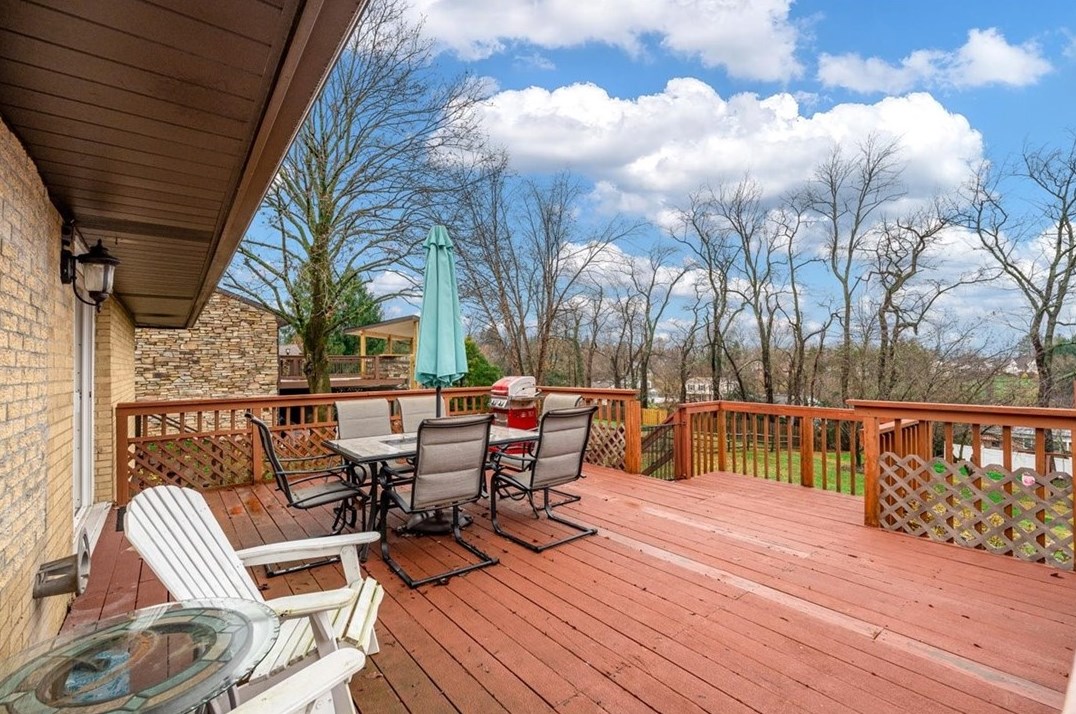 129 Claridge Dr, Moon Twp PA  15108-3281 exterior