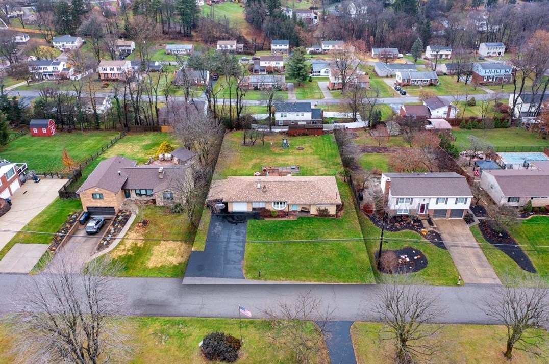 129 Claridge Dr, Moon Twp PA  15108-3281 exterior