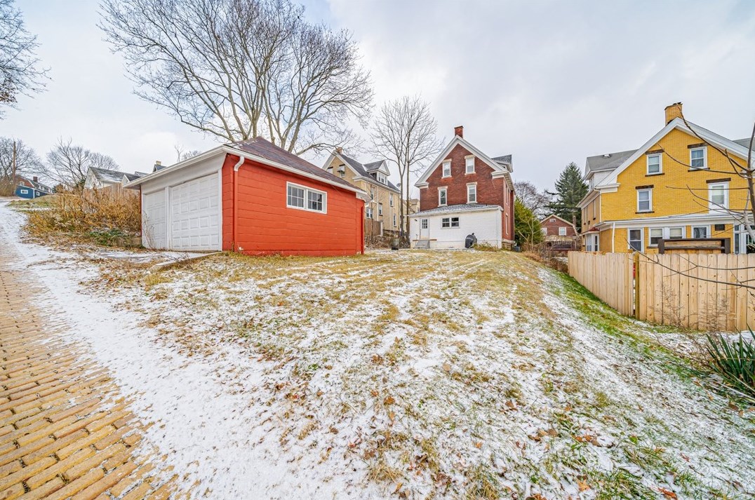 560 3rd St, Butler, PA 16001-4525
