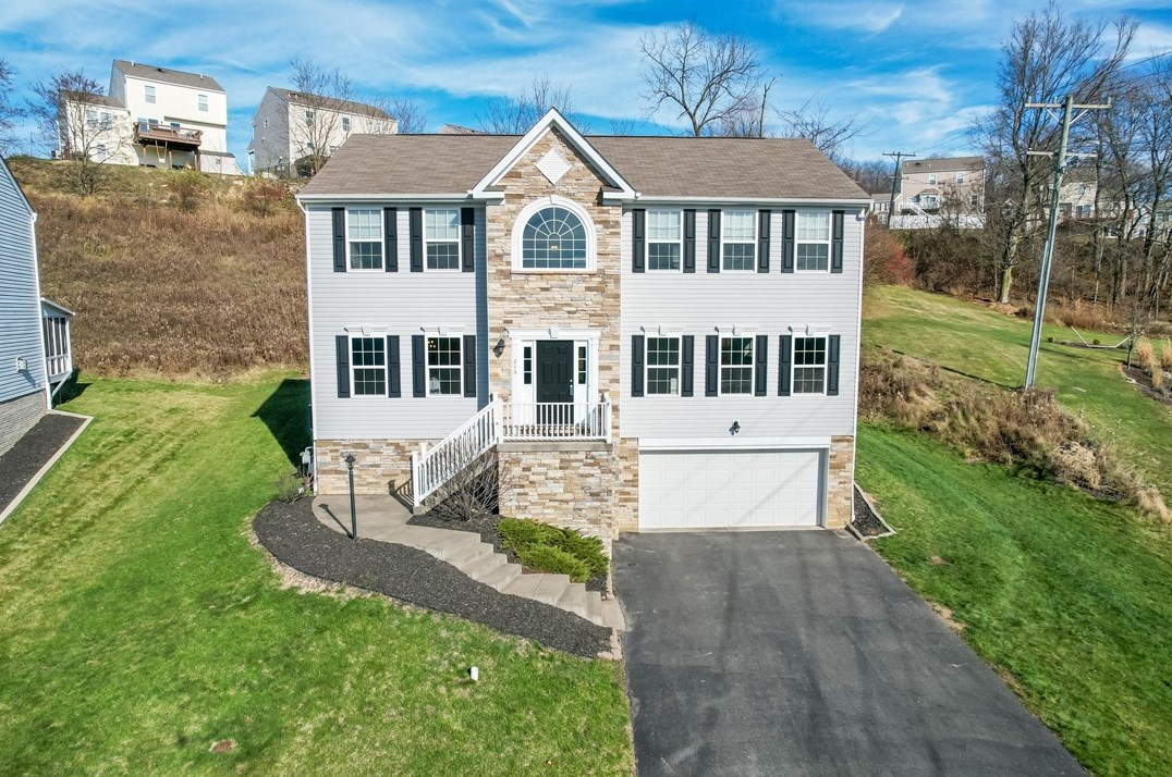 216 Country Barn Rd, Houston, PA 15342-1074