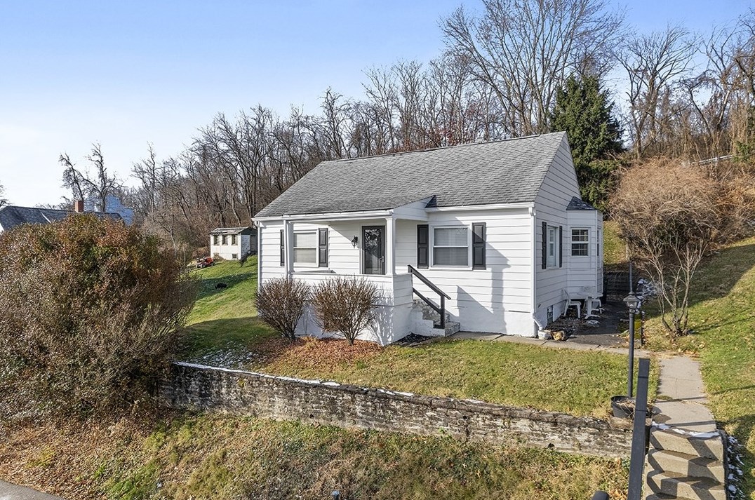 1221 Alter Ave, Tarentum, PA 15084