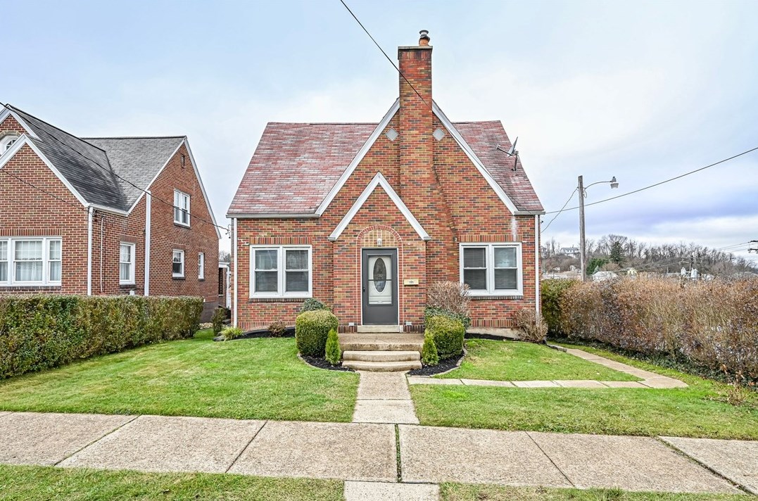 705 Washington Ave, Jeannette, PA 15644-2606