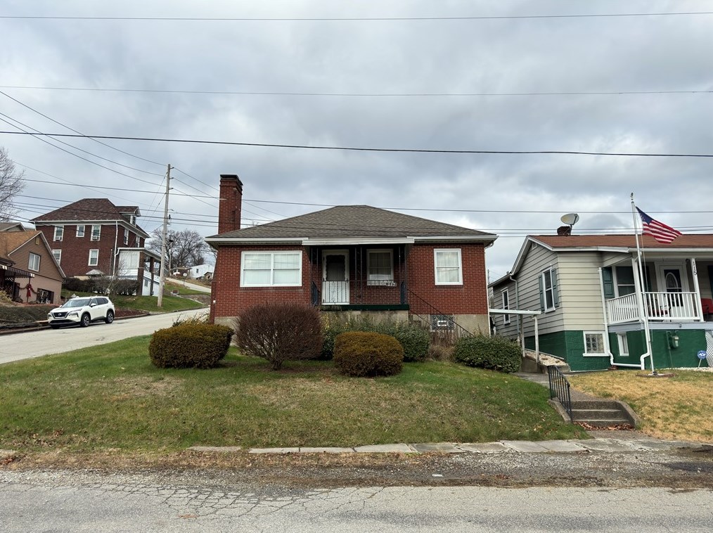117 Johnston St, Jeannette, PA 15644-1944