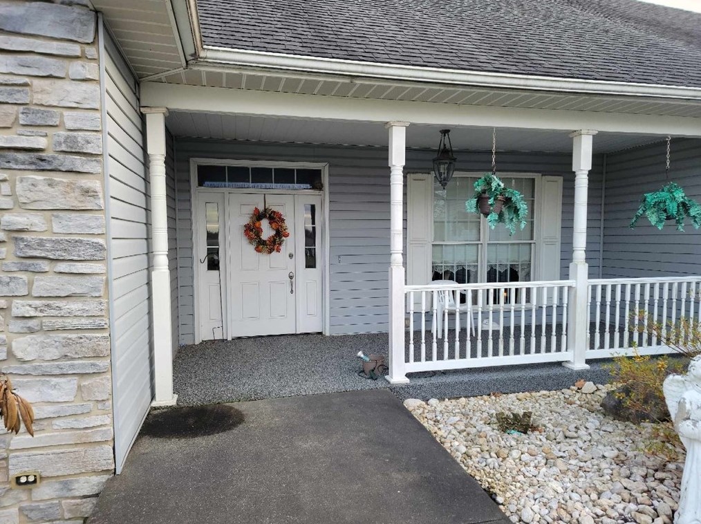 105 Industry Ln, Oliphant Furnace, PA 15401-5179