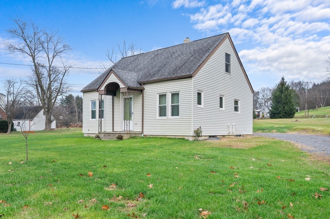 658 Freeport Rd, Freeport, PA 16229-1817