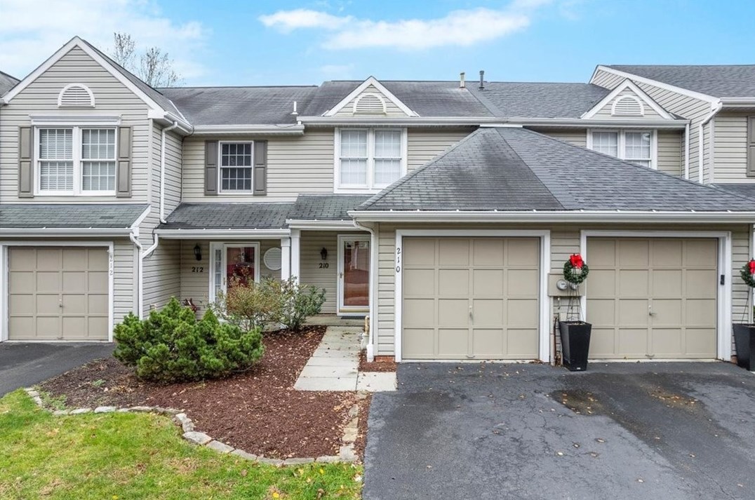 210 Commons Dr, Oakmont, PA 15139