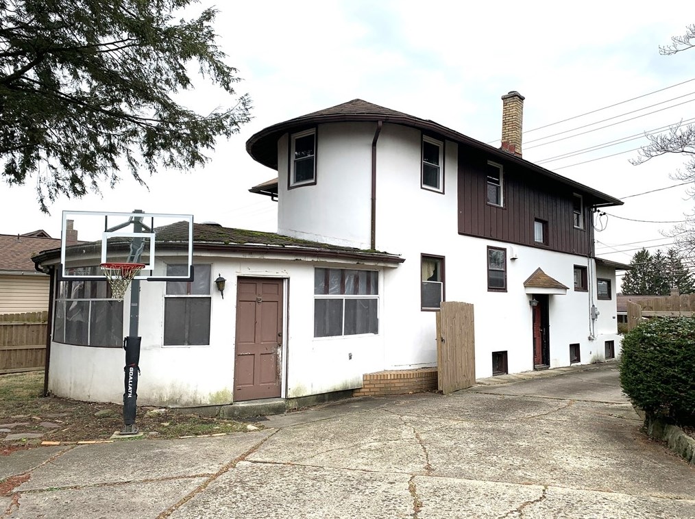 414 Darlington Rd, Beaver Falls, PA 15010-2950