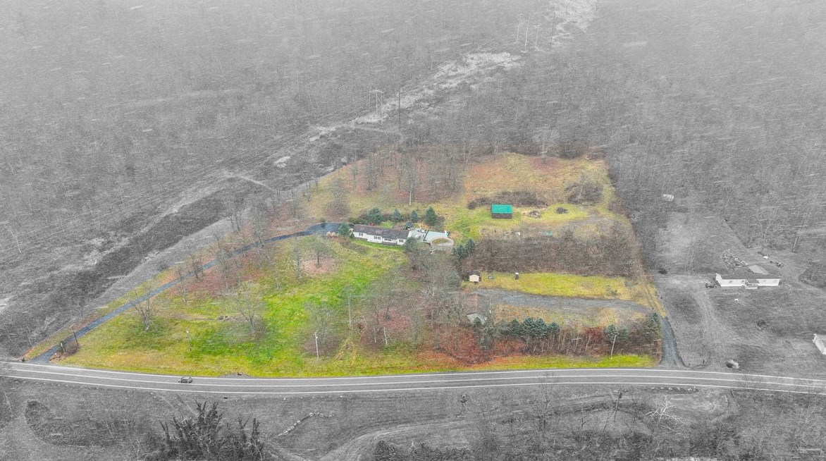 3779 River Rd, Ellwood City, PA 16117-3685