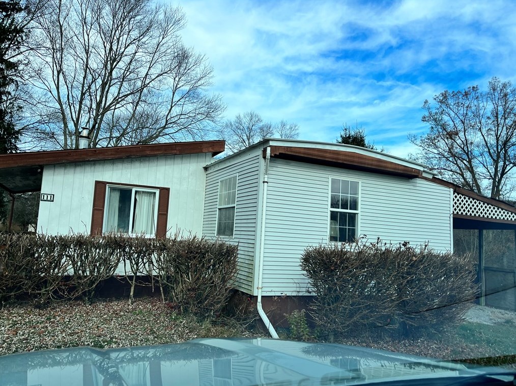 111 Crandon Dr, Ellwood City, PA 16117