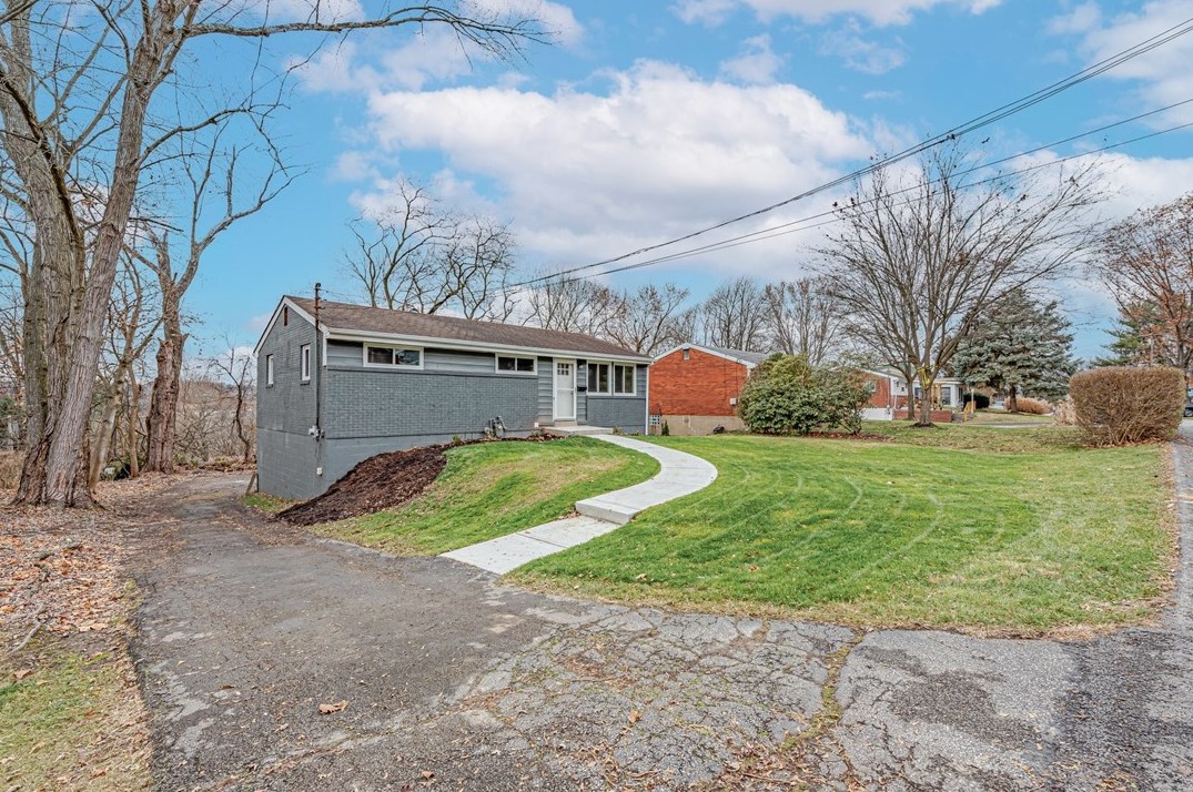 844 Cottonwood Dr, Monroeville PA  15146-1157 exterior