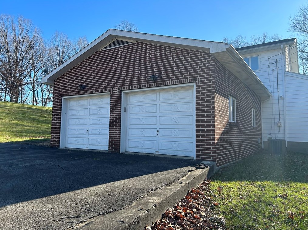 2094 Dime Rd, Vandergrift, PA 15690