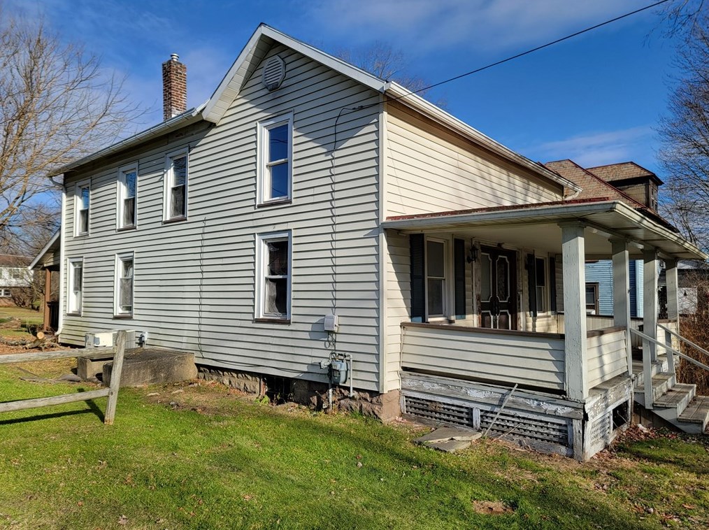 527 E Market St, Mercer, PA 16137