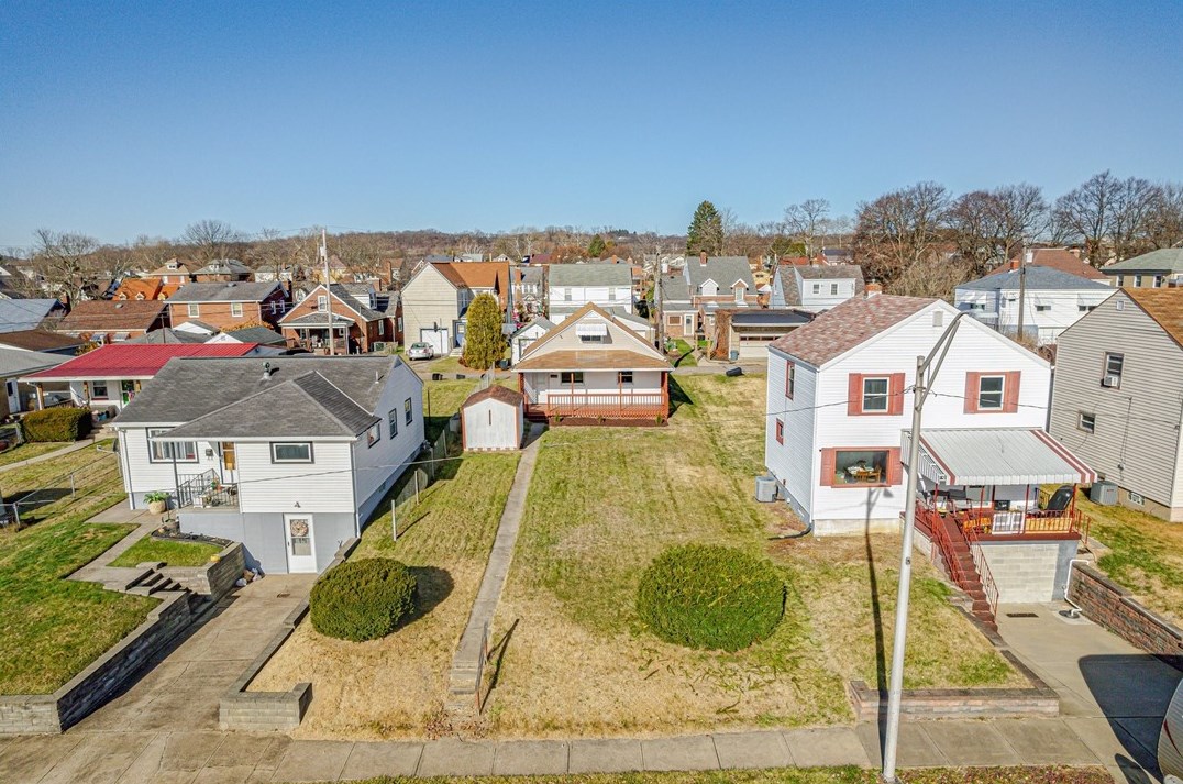 1129 Parkside Dr, Brackenridge, PA 15014-1208
