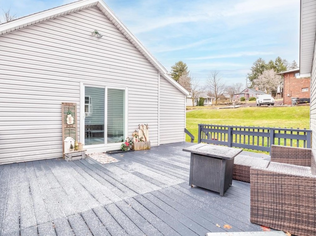 1465 Cherry Hill Rd, Ellwood City PA  16117-3230 exterior