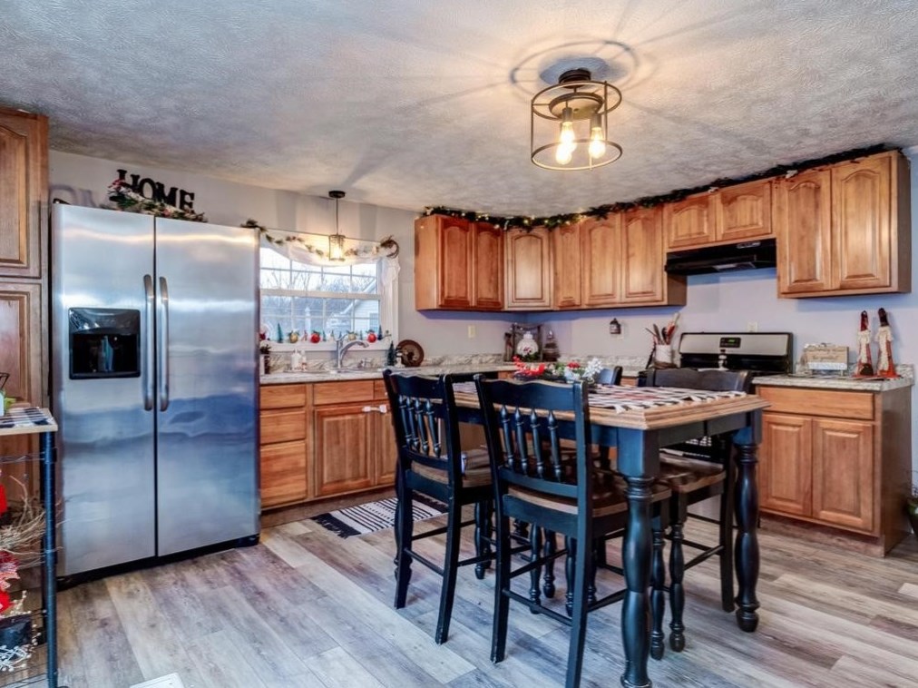 1465 Cherry Hill Rd, Ellwood City PA  16117-3230 exterior