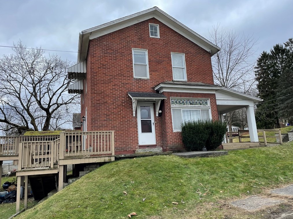 54 Clarksville St, Greenville, PA 16125-2373