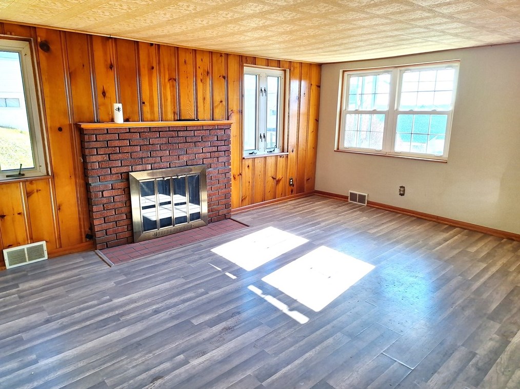 220 Hazen Ave, Ellwood City, PA 16117