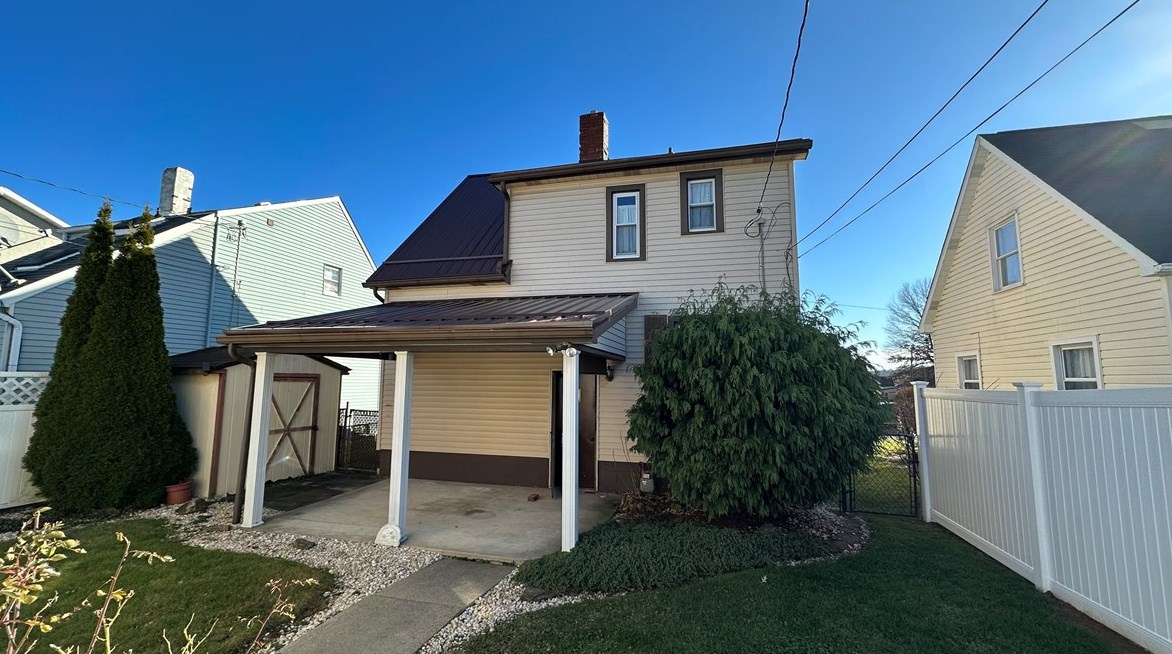 1151 Parkside Dr, Brackenridge, PA 15014-1208
