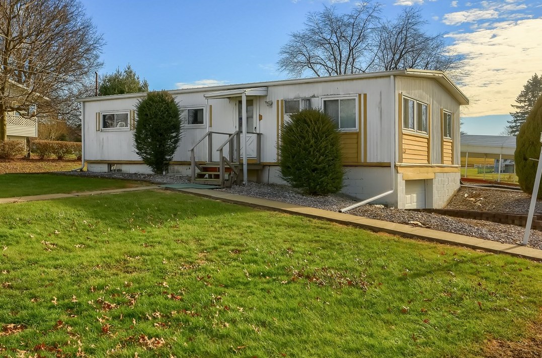 381 Franklin St, Ellwood City, PA 16117-2914