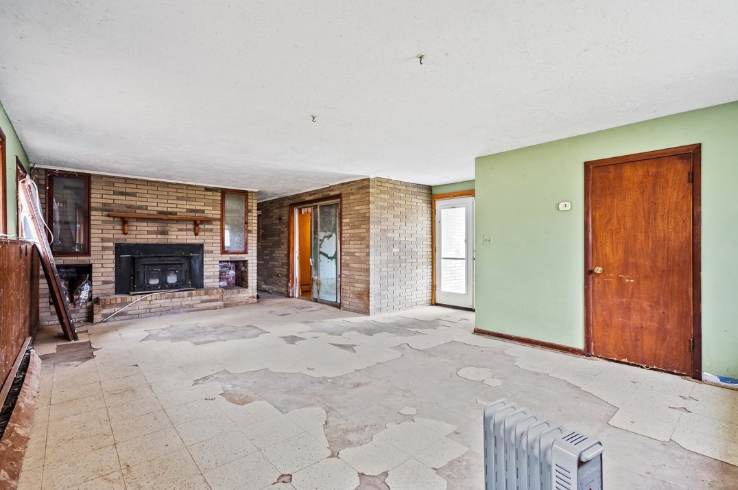 106 Butcher Ln, New Stanton, PA 15672