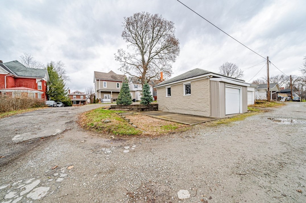 108 1st St, Jeannette, PA 15644-3353