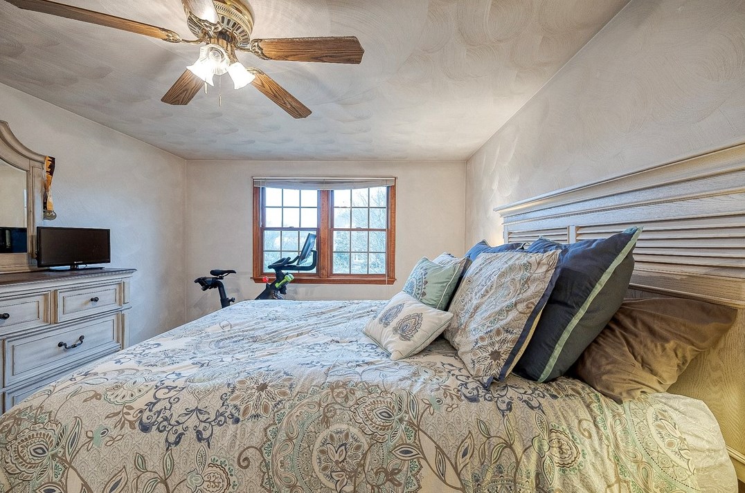 1003 Deveron Ct, Jeannette PA  15644-1056 exterior