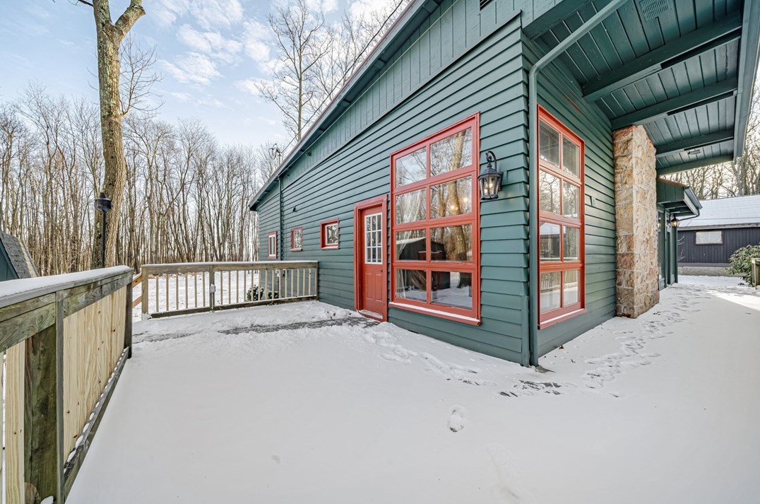 128 Sky Top Rd, Acme, PA 15610-1208