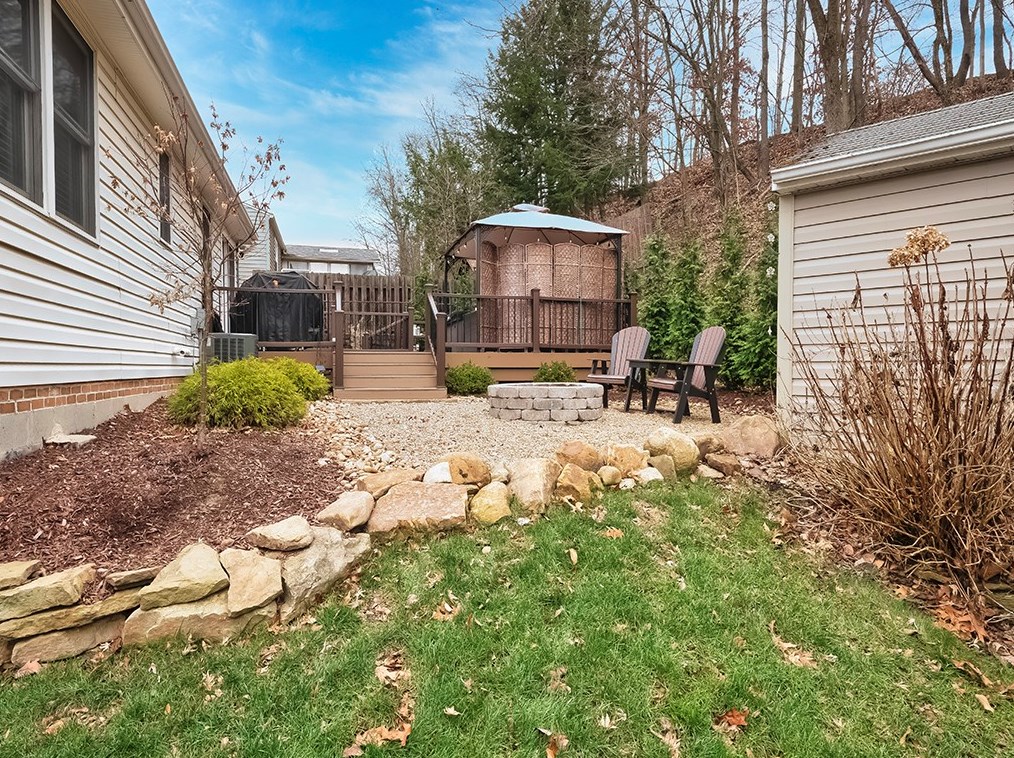 1268 Armstrong Dr, Library PA  15129-9451 exterior