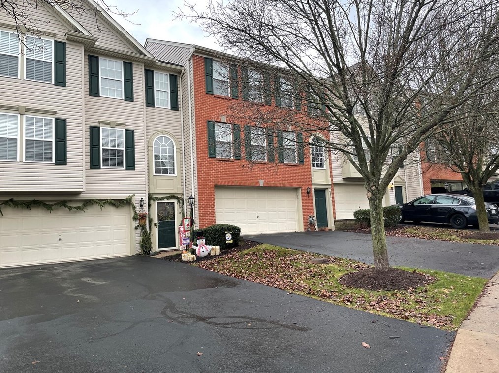 2008 Michael Dr, Pittsburgh, PA 15227