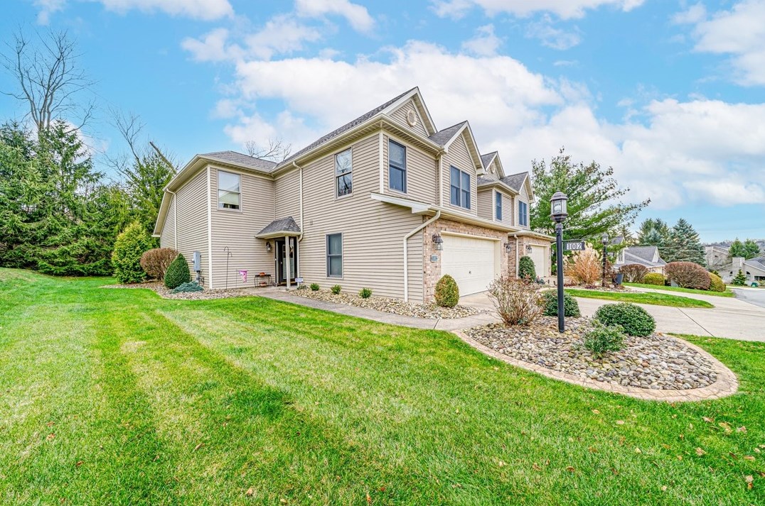1002 Hunt Club Dr, Greensburg, PA 15601-8411