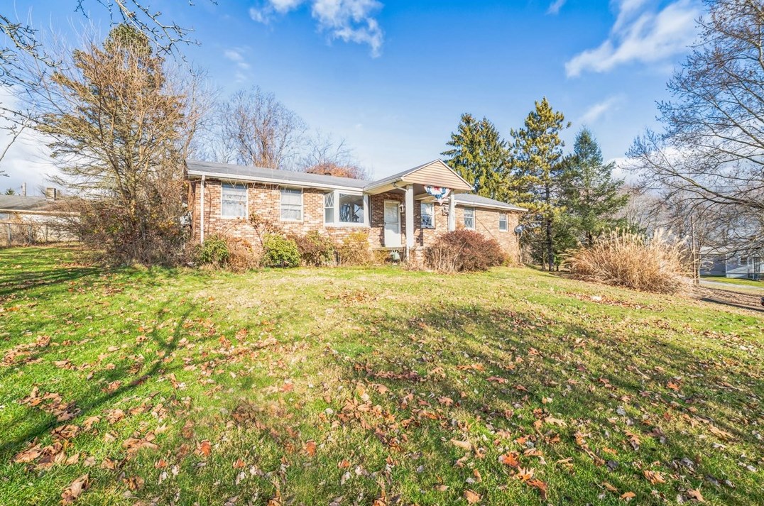 6196 Tuscarawas Rd, Industry, PA 15052-1922