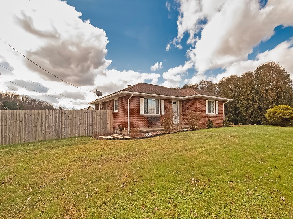3268 Leechburg Rd, New Kensington, PA 15068