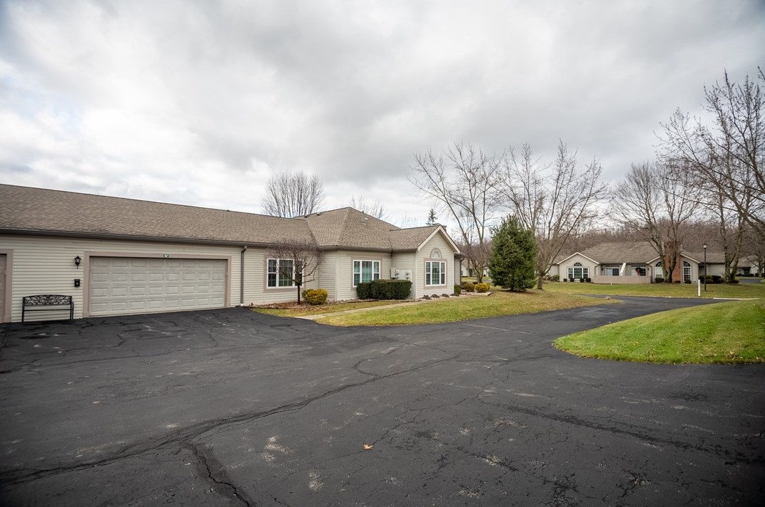 57 Stone Ridge Blvd, Hermitage, PA 16148