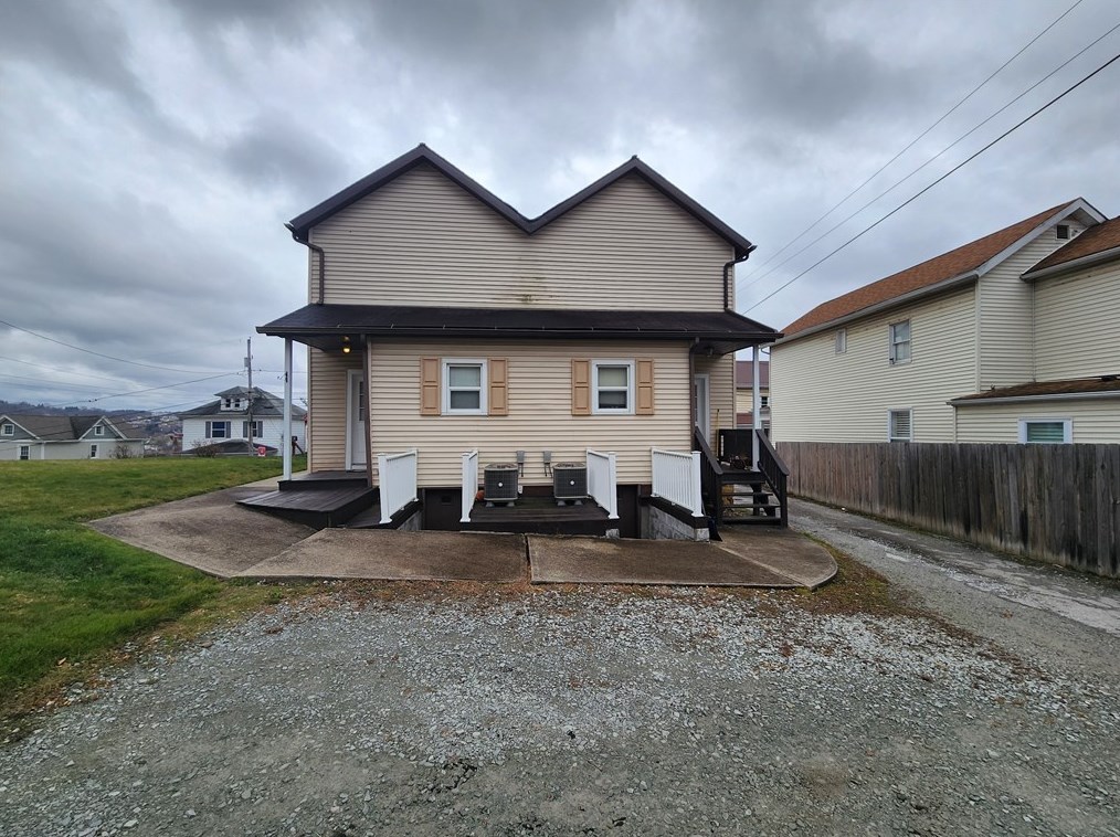 915 915 1/2 Scott Ave, Jeannette, PA 15644