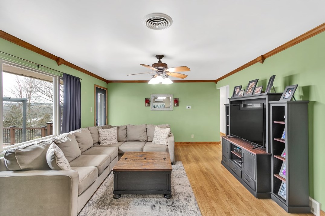 920 Crestview Dr, Ellwood City, PA 16117
