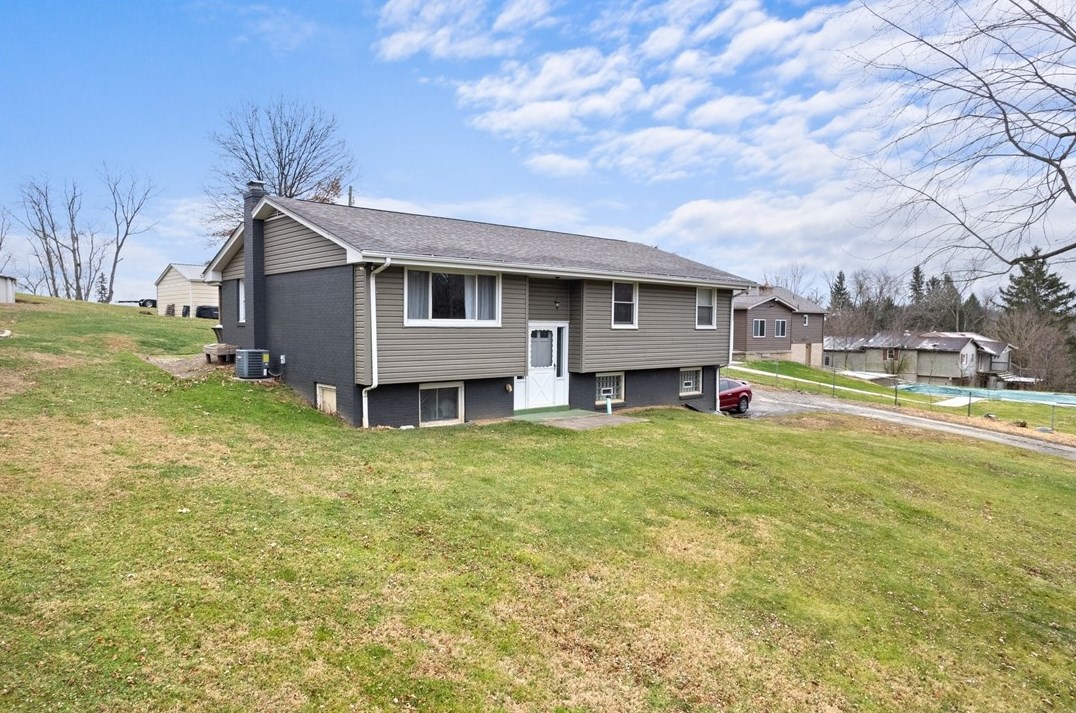 110 Yew Ln, Rillton, PA 15678-2743
