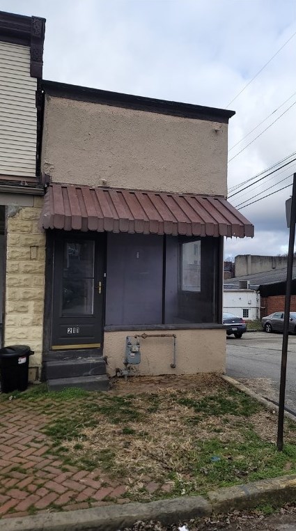 211 S 3rd St, Jeannette, PA 15644