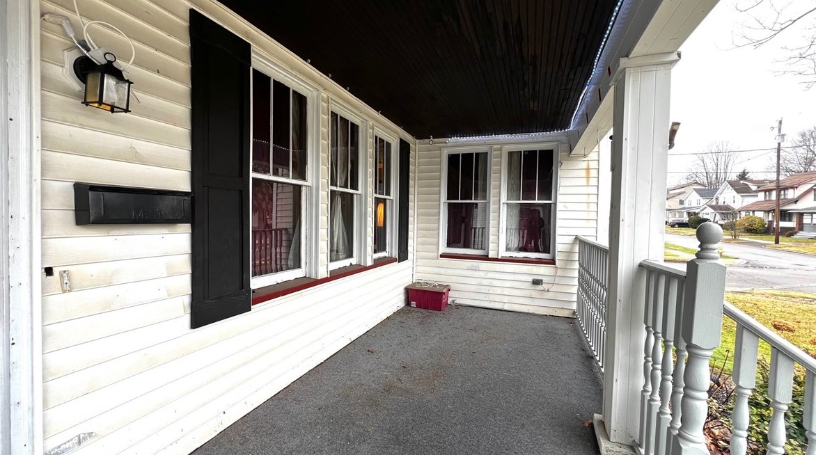 302 E Meyer Ave, Hermitage, PA 16105