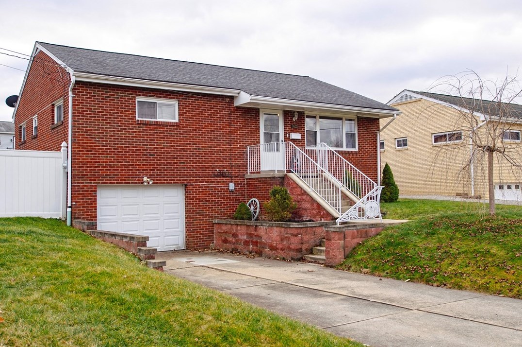 2632 Russell Dr, New Kensington, PA 15068
