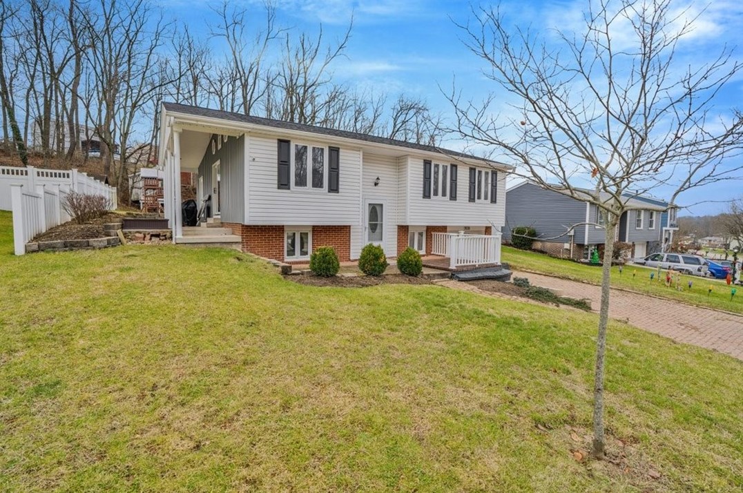 1928 Strawbridge Dr, Library, PA 15129-9206