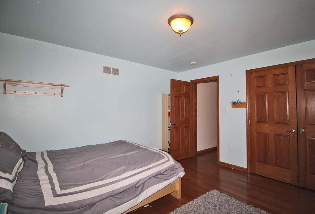 2560 Oldfield Ave, Bethel Park PA  15102-2727 exterior